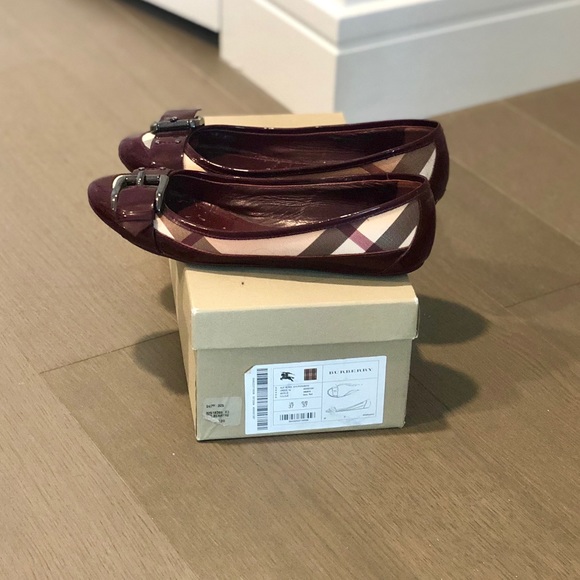 Burberry flats - Picture 1 of 8